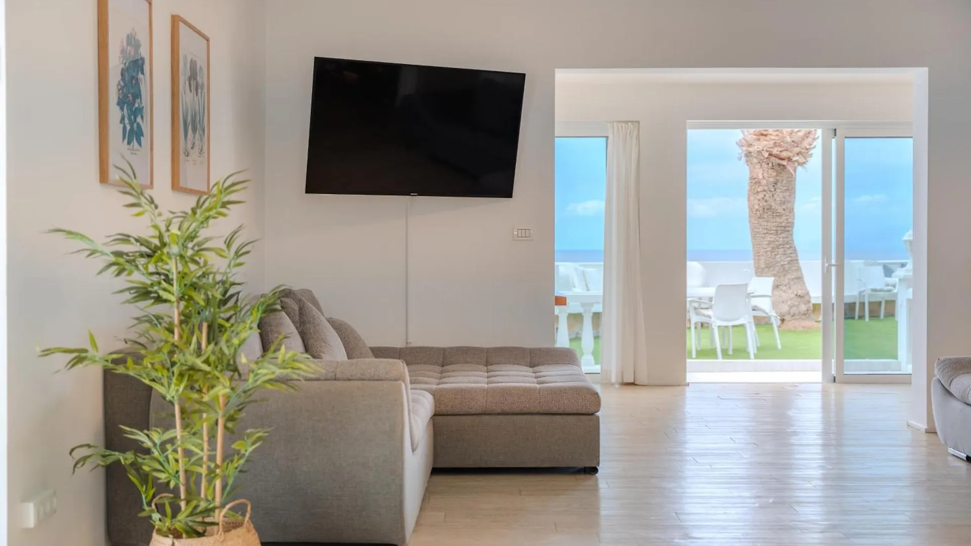 Villa Blanca Callao Salvaje