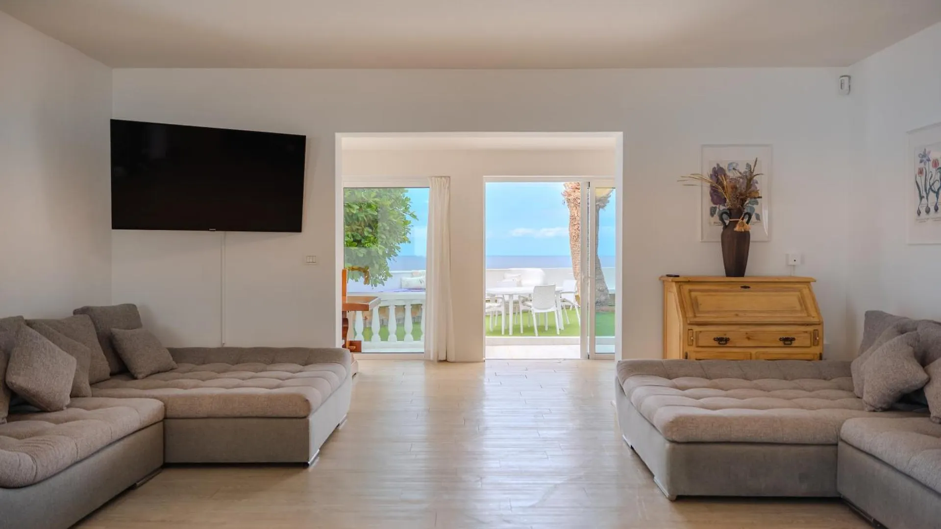 Villa Blanca Callao Salvaje